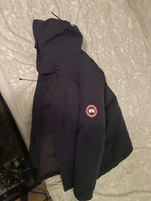 Canada Goose Jacka - Säljer en Canada Goose jacka i nyskick. Inga skador finns på den. Pris kan diskuteras. Dustbag ingår. Inget kvitto ingår men bevis på äkthet finns.