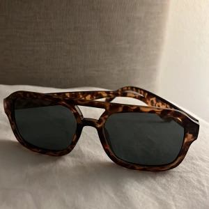 Solglasögon  - Säljer dessa trendiga solglasögon då jag har flera! Knappt använda då jag har fler 💞