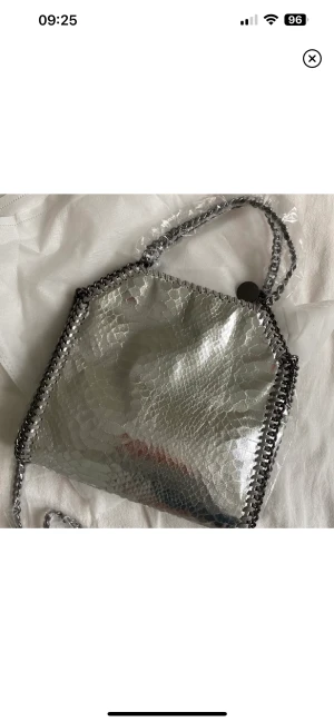 Stella mccartney - Säljer denna så coola och väldigt liknade Stella väska, i ormskinnsimitation! 😍 Använd Max 2 gånger   