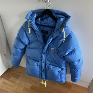 Fjällräven Expedition jacka unisex  - Säljer en Fjällräven jacka som är i väldigt bra skick! Kom nyss ut från kemtvätten så den är som ny! Unisex storlek XXS Hör gärna av dig om du har frågor!