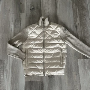 Moncler Cardigan  - Helt Ny Moncler Cardigan, passar perfekt för hösten🍂Vid frågor och funderingar är det bara att skriva! Storlek: XS/S
