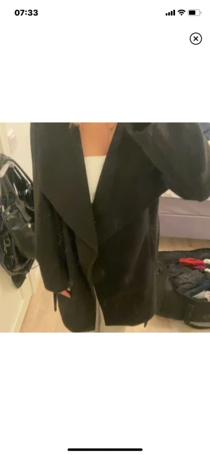 Snygg kappa ❤️‍🔥 - Säljer denna snygga svarta kappan från zalando. Köpt för ca ett år sen men bara använd under drygt 2 månader 😍 Inga defekter och ny priset är 600 ❣️ skriv om fler bilder önskas 
