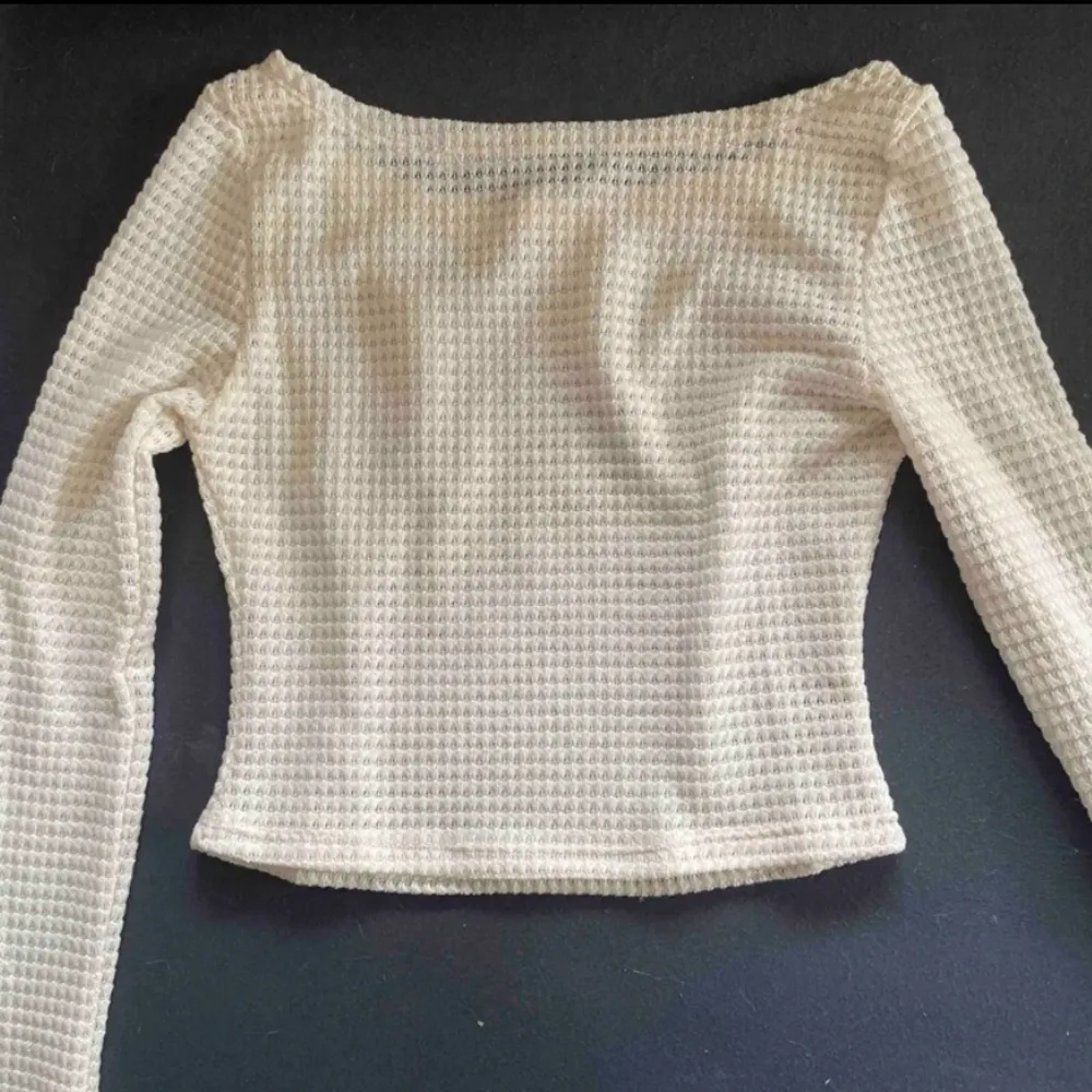 säljer denna så fina see through tröjan, perfekt till hösten 🩷 inga defekter eller något sånt 💕 storlek S och färgen är vit/lite beige 💕 . T-shirts.