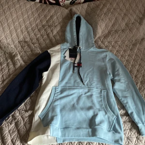 Super fin tommy jeans hoodie  - En helt sprillans ny tommy hilfiger hoodie med prislappar på. Aldrig använd då jag köpte fel till min bror. Ny pris 289€, går att diskutera pris vid  snabb business💕