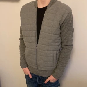 Defacto cardigan  - Säljer nu en snygg cardigan som inte säljs ny längre. Skick 9/10. Skriv för fler funderingar. Kan gå ner i pris vid snabb affär