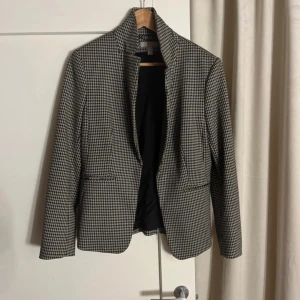 Rutig kavaj  - Från hm storlek 40. Aldrig använd 