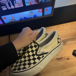 Vans of the wall - Old school vans i plaform  Storlek 36,5 men passar mig som vanligtvis har 37-37,5 