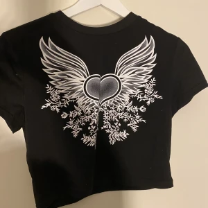 Svart croppad t shirt - Den är ganska kort den slutar ungifär vid naveln på mig som är 1,67 