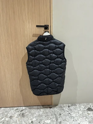 Peak Performance Väst - Säljer denna sköna och snygga peak performance väst i storlek M. Västen är i väldigt bra skick utan några effekter, skulle säga 9/10.  Om du jag några frågor, hör av dig!😁