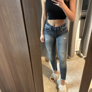 Lågmidjade jeans  - Lågmidjade jeans från Zara i storlek XS. Tighta men stretchiga. Passar mig som är xs/s och 1,60. Säljs för 50kr 