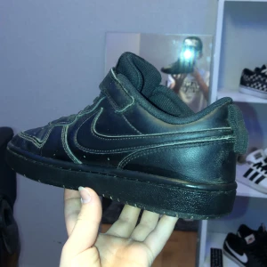 Nike court borough low - Nike barnsko som är i storlek 35. Säljer på grund av att jag vuxit ur dem. Kan mötas upp i Skellefteå.