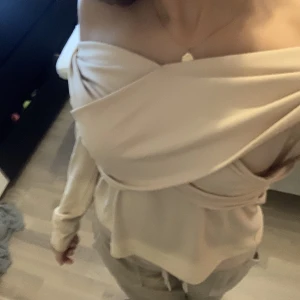 Off shoukder topp - Säljer denna off shoulder toppen, tror den är från nelly men köpt för ett par år sen, säljer då den tyvärr är lite stor på mig💘