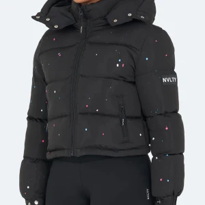 Svart puffer jacka  - Hej, jag säljer en svart pufferjacka med ”färgstänk” från NVLTY. Jackan är använd några gånger men är i nyskick, inga hål etc. Den kommer från uk och är köpt för 1300kr, pris kan diskuteras💓