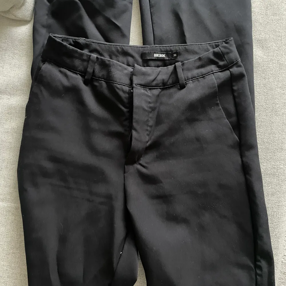 Säljer mina älskade älskade kostym byxor från BikBok nu. I stl 36, då jag inte kommer i dem längre! Så sköna. Vida ben! Nypris 599:-. Jeans & Byxor.