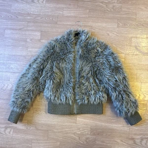 Pälsjacka - Så ball fake pälsjacka från mexx! Dock för liten för mig så säljer vidare, fint skick! (passar S/M beroende på hur man vill att den ska sitta, jag brukar vara en L i jackor och den känns lite för tajt) KÖPAREN STÅR FÖR FRAKT 