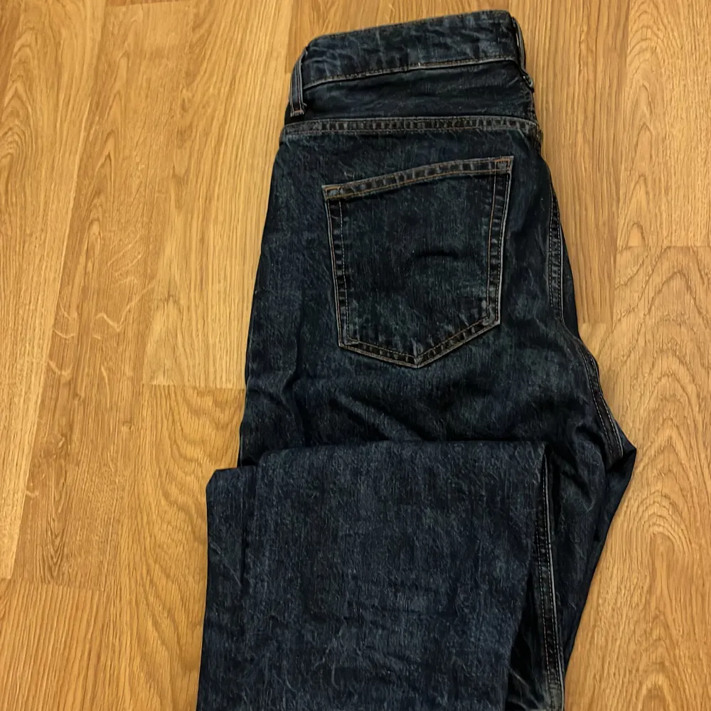 H&M jeans som inte längre kommer till användning. Skriv för mer information och fler bilder🫶🏻. Jeans & Byxor.