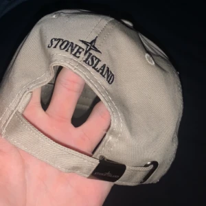 Stone island keps  - Stone island keps som säljs för används inte, fick av en familjevän för länge sen men den kommer inte till användning, aldrig använd, ny pris ungefär 1300