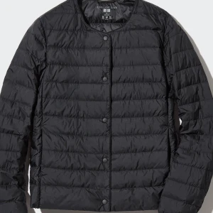 Uniqlo jacka - Intresse koll på denna super snygga uniqlo jacka. Köptes i våras och har använts en del, men den är som ny utan några defekter. Skriv till mig för frågor. Nypris 799kr. Mitt pris beror på att jag vill bli av med den så fort som möjligt💕