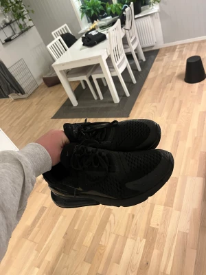 Nike 720 skor - Säljer mina sjukt fina 720 skor som är nästan helt nya, använda 3-5 gånger. Jättesköna och clean att ha. Hör av dig vid frågor. Du står för frakten 