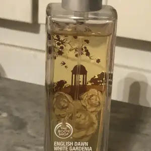 Eau De Toilette, Special Edition. Frisk vårig doft av bergamott och blommigt av vit gardenia. Ca 90% kvar. 