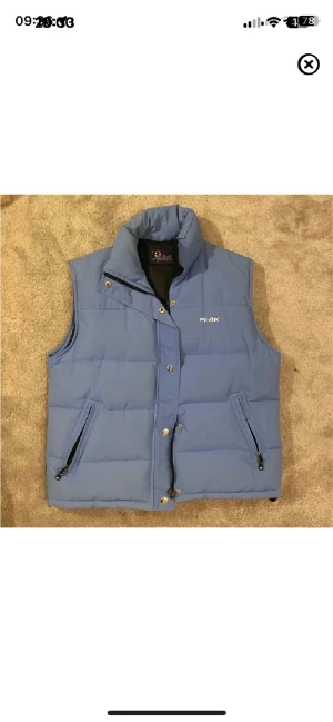 Peak performance väst - dunväst från 00-talet. Retro och är sparsamt använd. Självklart äkta och säljer då den inte används mer. 