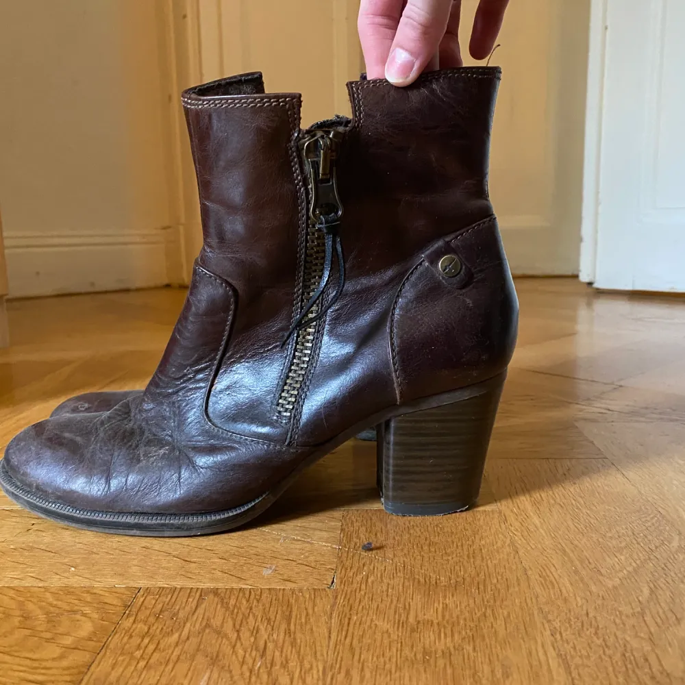 Essential bruna boots, rakt från morsans garderob från 90-talet. . Skor.