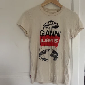 Tröja GannixLevis - T-Shirt GannixLevis❤️ Priset kan diskuteras!💗Tryck gärna på ”köp nu”❣️ Nypris: 975kr  Säljer för: 450kr 