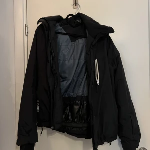 Höst jacka - Rätt så gammal höst jacka men i bra skick!!!! Använd några gånger. 