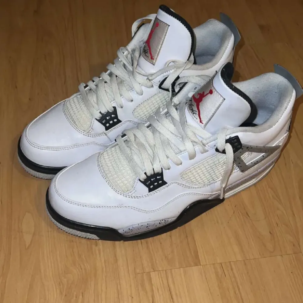 Använda Jordan 4 White Cement OG Colorway i storlek 46. Använda några gånger. Snabb affär skickas samma dag, kvitto finns!. Skor.