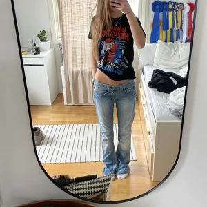 Bootcut jeans - Supersnygga replay jeans köpta på plick, säljer då ja inte riktigt gillar hur dom satt på mig💞Sydda till bootcut själv och har ett hål långt ner på ena benet, går nog o laga snyggt. Midjemåttet ca 39 o innerbenslängden ca 81🩷💘 Pris kan diskuteras 