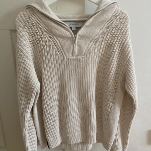 Beige stickad tröja - Beige stickad tröja i 100% bomull från Ginalab i storlek S! Bra kvalitet! 💗