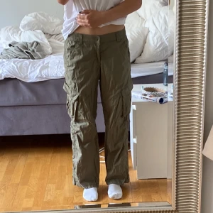 Cargo byxor - Snygga cargo byxor!! Knappt använda!! Säljer pga för lite för korta för mig som är 178!! 