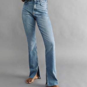 Rensa min garderob!!! tall split jeans från bikbok i storlek 34. Det är helt nya ,oanvända och inget fel på jeansen. Det finns även prislappen kvar. Sista bilden är bara för exempelvis hur det ser ut ungefär.