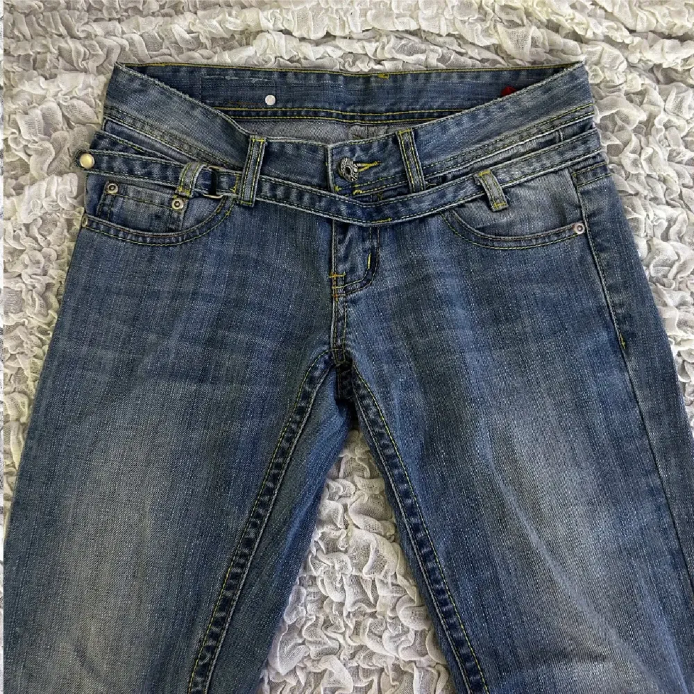 Säljer ett par supersnygga lågmidjade botcut jeans, storlek 26 i bra skick. Jeansen är för små för mig och har därför inga bilder med jeansen på. Innerben: 80cm Midja: 38cm längst ned: 23 cm. Jeans & Byxor.