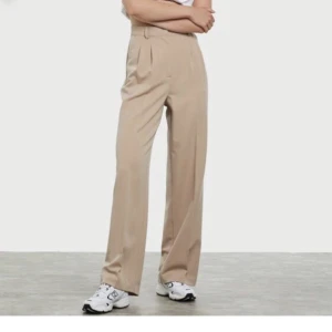 Kostymbyxor  - Kostymbyxor från Bikbok som är hel nya även prislappen är fortfarande på. Sälja den på grund av för små i storleken.