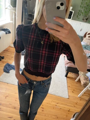 Tröja  - En super fin tröja som har lite puff på axlarna! Säljer då den inte kommer till användning mer. Skriv privat om det är något du undrar💕 ✨”Använd inte köp nu” ✨