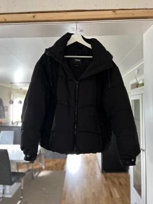 Jacka och väst - Fin jacka och väst  Jackan är använd 1 vinter och västen knappt använd 