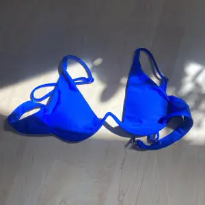 Super snygg bikini topp 💕 säljer då den tyvärr inte passar mig 💕 Endast provad aldrig använd!! 