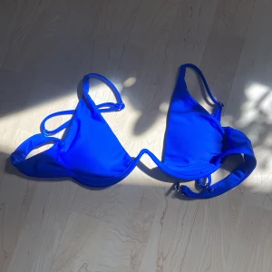 Bikini överdel  - Super snygg bikini topp 💕 säljer då den tyvärr inte passar mig 💕 Endast provad aldrig använd!! 
