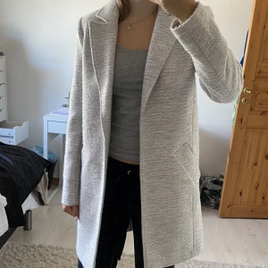Kappa - Ljusgrå kappa från asos. Ingen knapp eller annat sätt att stänga. Endast använd ett fåtal gånger.  Nypris 700kr! Skriv privat för mer info, fler bilder osv!☺️(pris går att diskuteras)