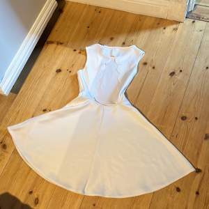 En enkel vit klänning med öppen rygg