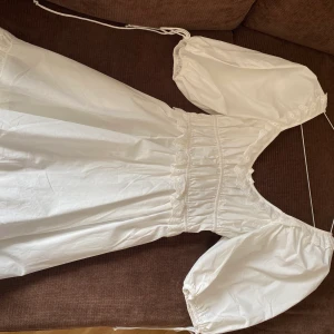 Verge Girl vit sommarklänning Xs - Vit klänning från Verge Girl  Aldrig använd, prislapp sitter kvar  Strl Xs  Pris: 200 kr 