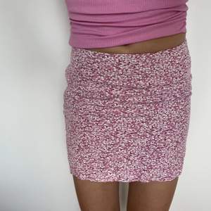 säljer en rosa mini skirt från other&stories i storlek 36, jätte fin till sommaren men dessvärre för liten för mig!!💕