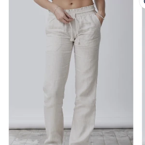 Linnebyxor med låg midja (Beige) - Skitsnygga linnebyxor från Skagen Clothing. Helt oanvända med prislappen kvar. Säljer pågrund av att jag beställde fel storlek.