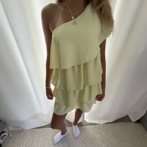 Volangklänning  - Superfin klänning nu till sommaren☀️