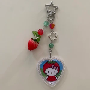 Hello Kitty nyckelring  - Jordgubbs hello Kitty nyckelring :) handgjord av mig, tryck gärna på köp nu, vill du ha frakt med brev (15kr) dma <3