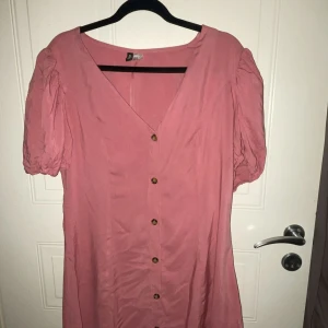 Rosa klänning - Rosa klänning från H&M , aldrig använd, bara provad. 