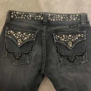 Low waist Bootcut missme jeans  - Jätte fina jeans som tybärr saknar knapp- se sista bilden. Annars helt perfekt så endast knappen som behövs fixas / grå/blåa står inte för frakt 