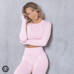 Träningsset  - Säljer ett ljusrosa träningsset från womens best 🫶🏼 Nyrpis ca 800kr för båda. Sparsamt använda. Lånade bilder skriv för egna!!! 