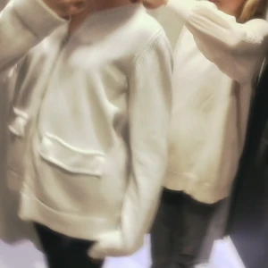 Kofta  - Säljer en grå stickad kofta med stora fickor stlk Small